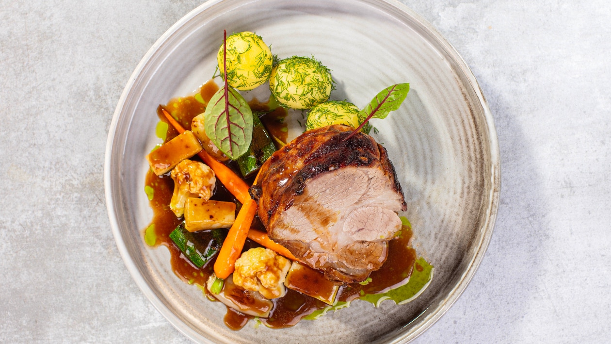 Pieczeń wieprzowa po bawarsku/ / dymny sos pieczeniowy / warzywa / młode ziemniaki